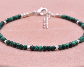 Pulsera delicada de malaquita, chapada en oro o plata de ley.