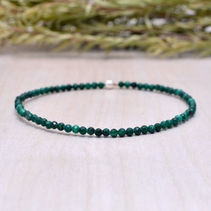 Op de afbeelding: Een delicate groene malachiet armband met een zilveren sluiting.