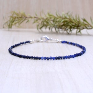 Peut inclure: Un bracelet délicat en saphir bleu perlé avec un fermoir argenté.