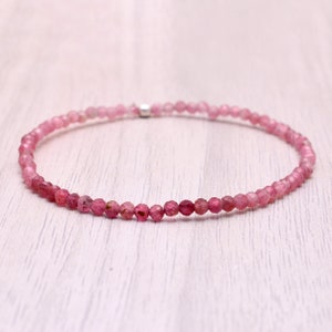 Op de afbeelding: Een delicate roze toermalijn armband met een zilveren sluiting. De armband is gemaakt van kleine, gefacetteerde kralen en is perfect voor dagelijks gebruik.