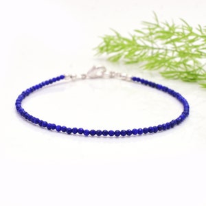 Puede incluir: Un delicado brazalete de cuentas de lapislázuli azul con cierre de plata.