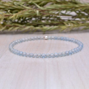 Pode incluir: Um delicado bracelete de pedras preciosas azul claro com fecho de prata. O bracelete é feito de pequenas contas redondas e é perfeito para o uso diário.