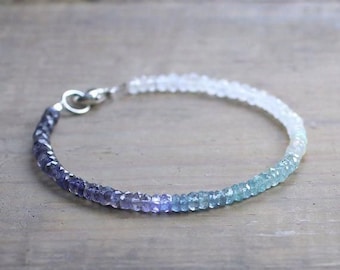 Pulsera con cuentas de iolita, aguamarina y piedra lunar en plata de ley o relleno de oro