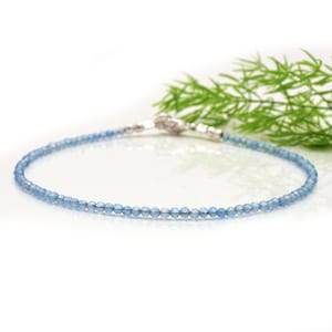 Pulsera minimalista de topacio azul delicado de grado AAA, pulsera de piedra natural, pulsera delicada de cristal curativo, regalo de Reiki de protección espiritual.