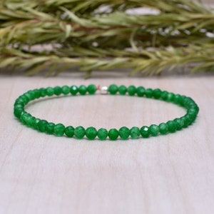 Puede incluir: Un brazalete de jade verde con cierre de plata.