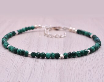 Pulsera delicada con gema de malaquita, bañada en plata de ley o en oro.