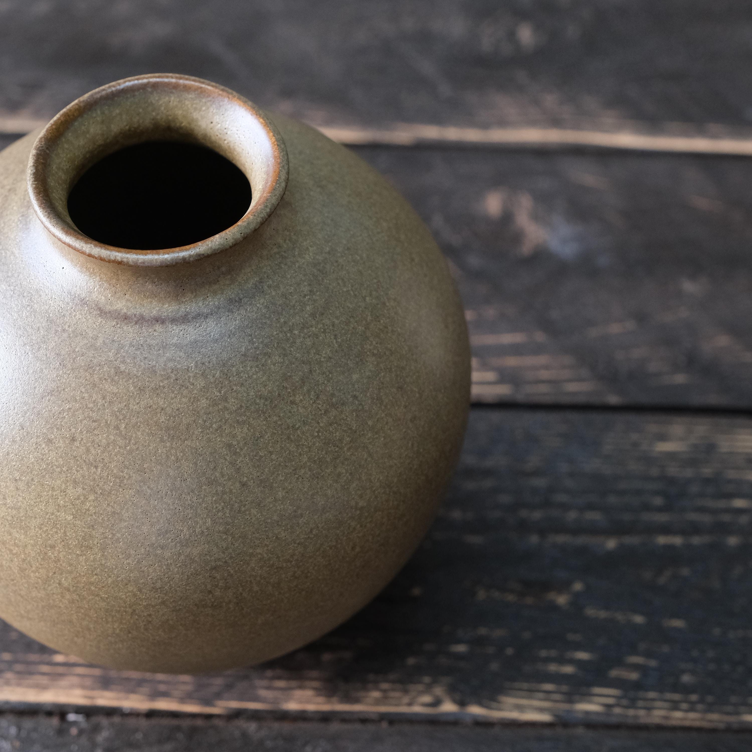 手作りの陶器の花瓶、茶色の炻器の花瓶、ろくろで丸めたもの