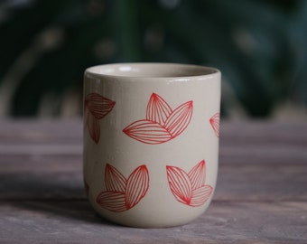 Handgefertigte Kaffeetasse aus Steinzeug, mit Rad geworfene Teetasse aus Keramik, Geschenk, handbemalt, einzigartiges Design, rote Blumen, Wohndekoration, Küche, Lineart