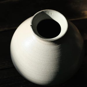 Salteldad stengodsvas, handgjord keramisk månkruka, minimalistisk Japandi-dekor, unik keramikvas, hjulkastad, originalgåva