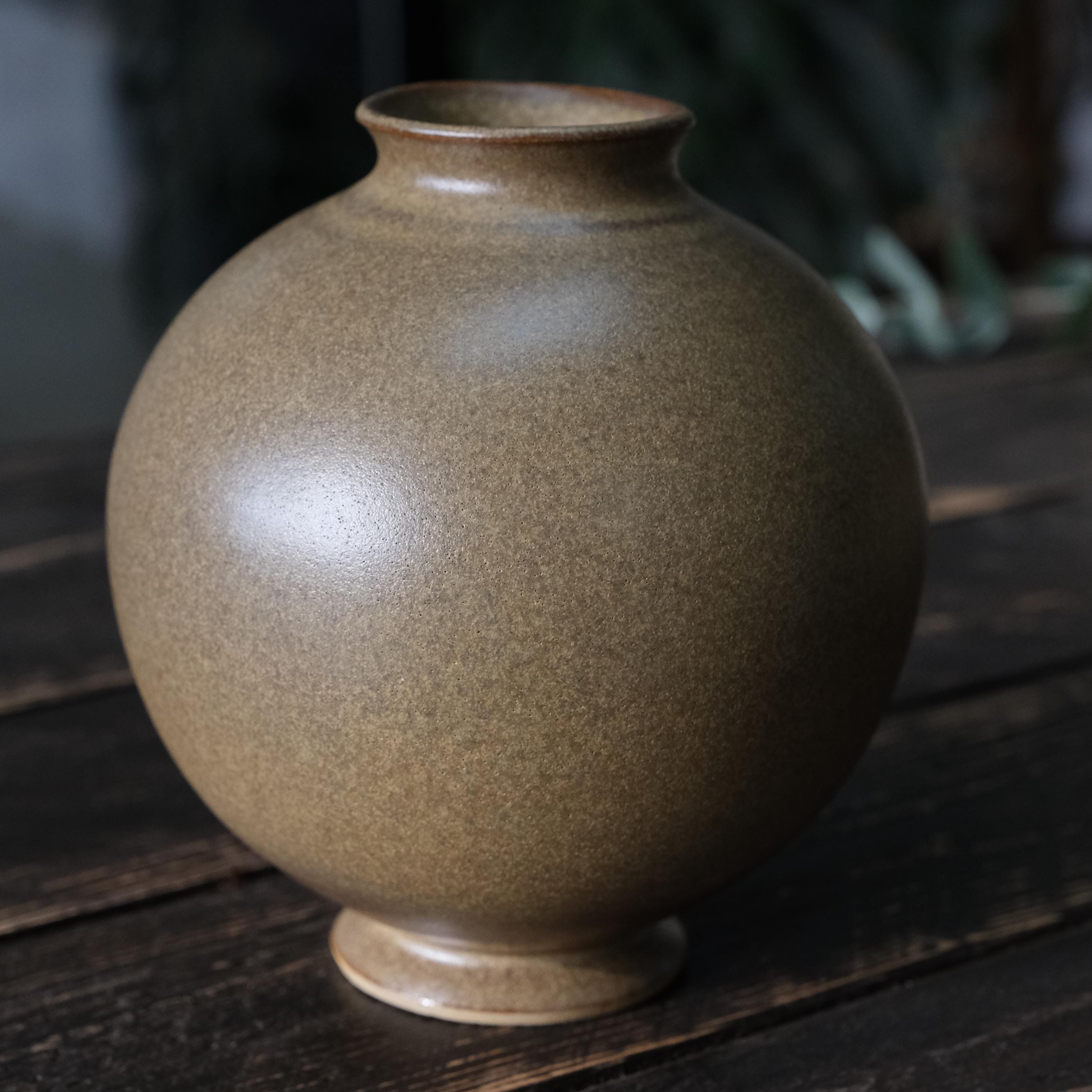 手作りの陶器の花瓶、茶色の炻器の花瓶、ろくろで丸めたもの