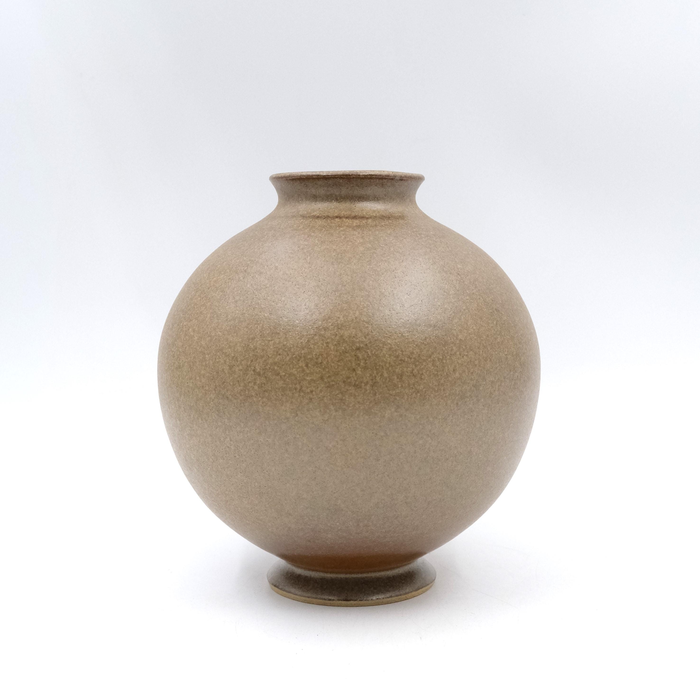 手作りの陶器の花瓶、茶色の炻器の花瓶、ろくろで丸めたもの