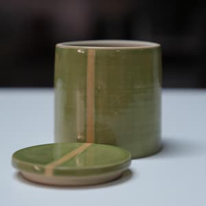 Handgefertigte Keramik Deckeldose, grün gestreifte Steinzeug Trinket Box, Keramik Zuckerdose, Kunstkeramik Dose mit Deckel, Salzstreuer