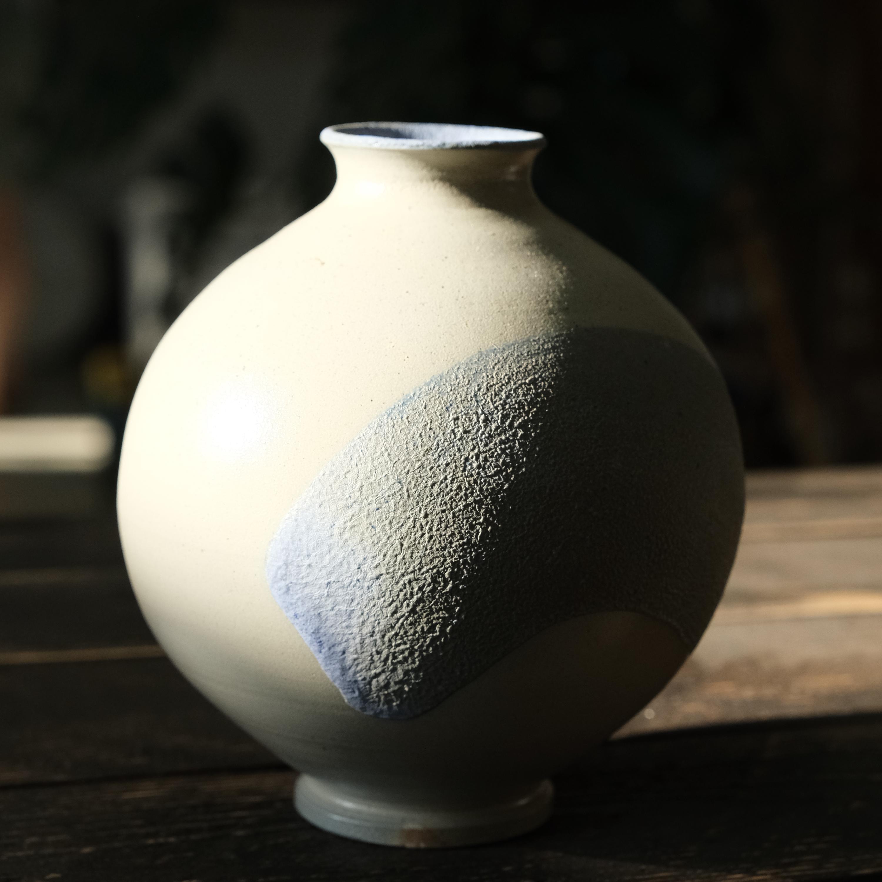 手作り陶器の花瓶、薪焼きの炻器の花瓶、塩釉、テクスチャー釉、ろくろ