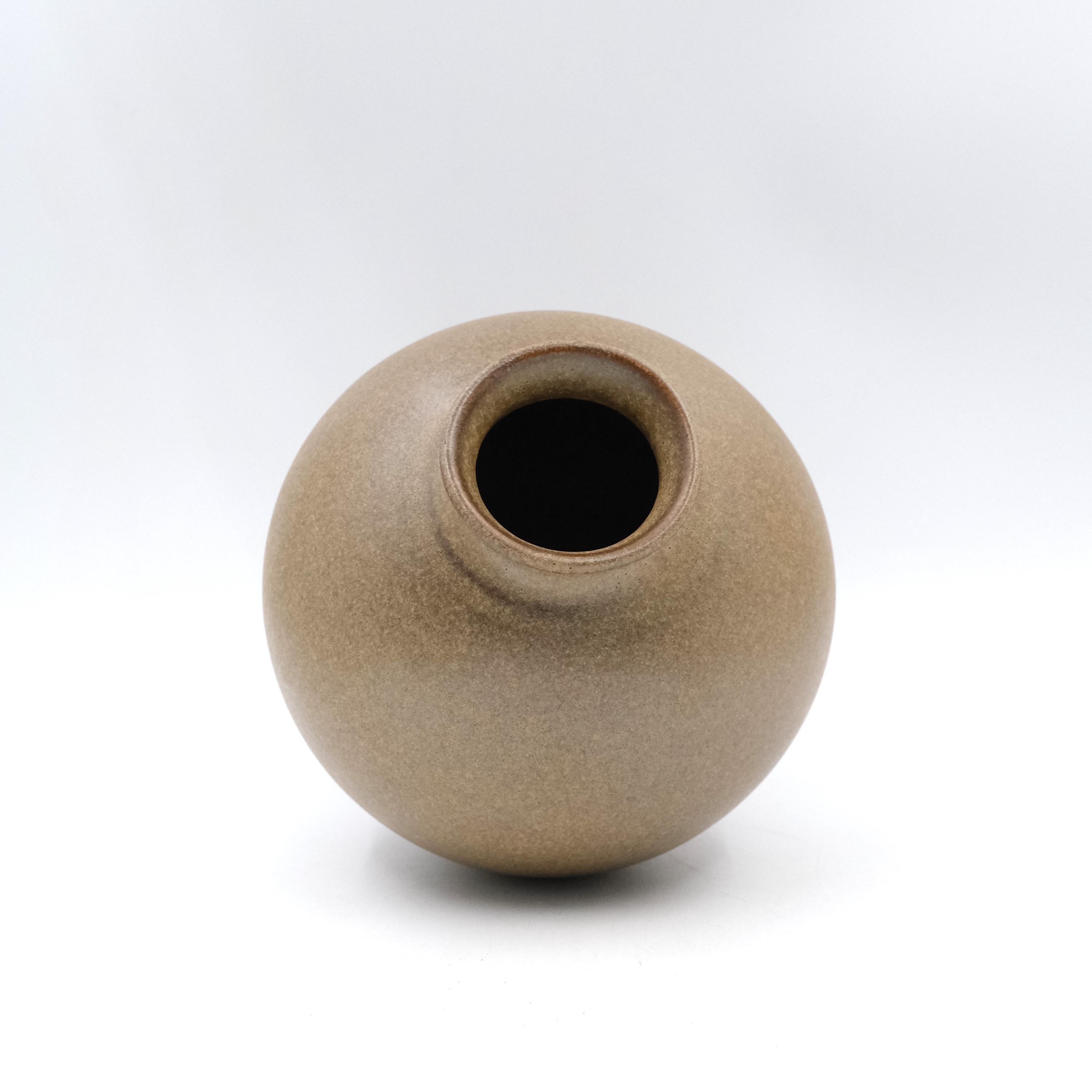 手作りの陶器の花瓶、茶色の炻器の花瓶、ろくろで丸めたもの