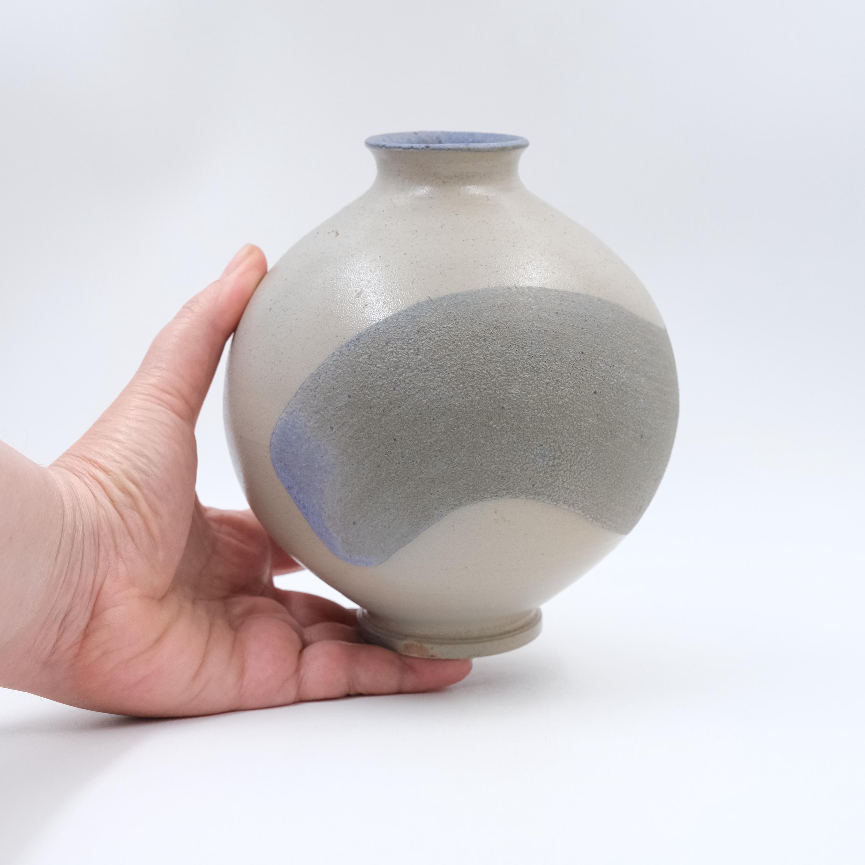 手作り陶器の花瓶、薪焼きの炻器の花瓶、塩釉、テクスチャー釉、ろくろ