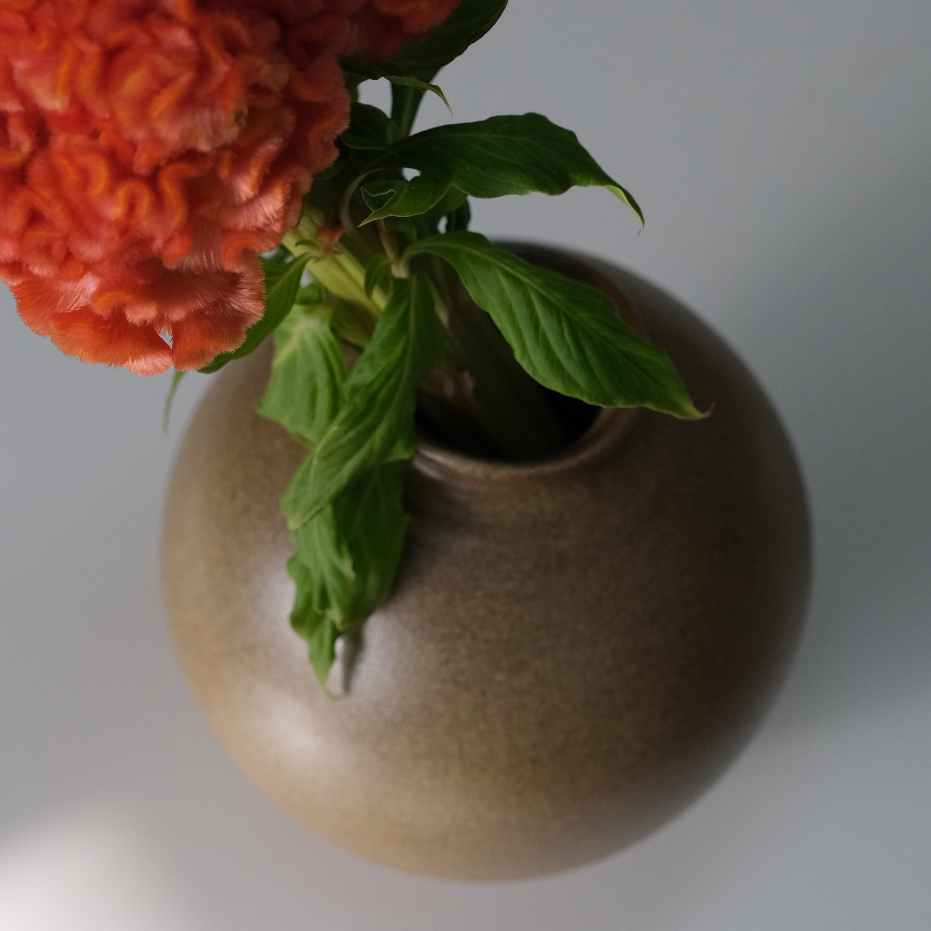 手作りの陶器の花瓶、茶色の炻器の花瓶、ろくろで丸めたもの