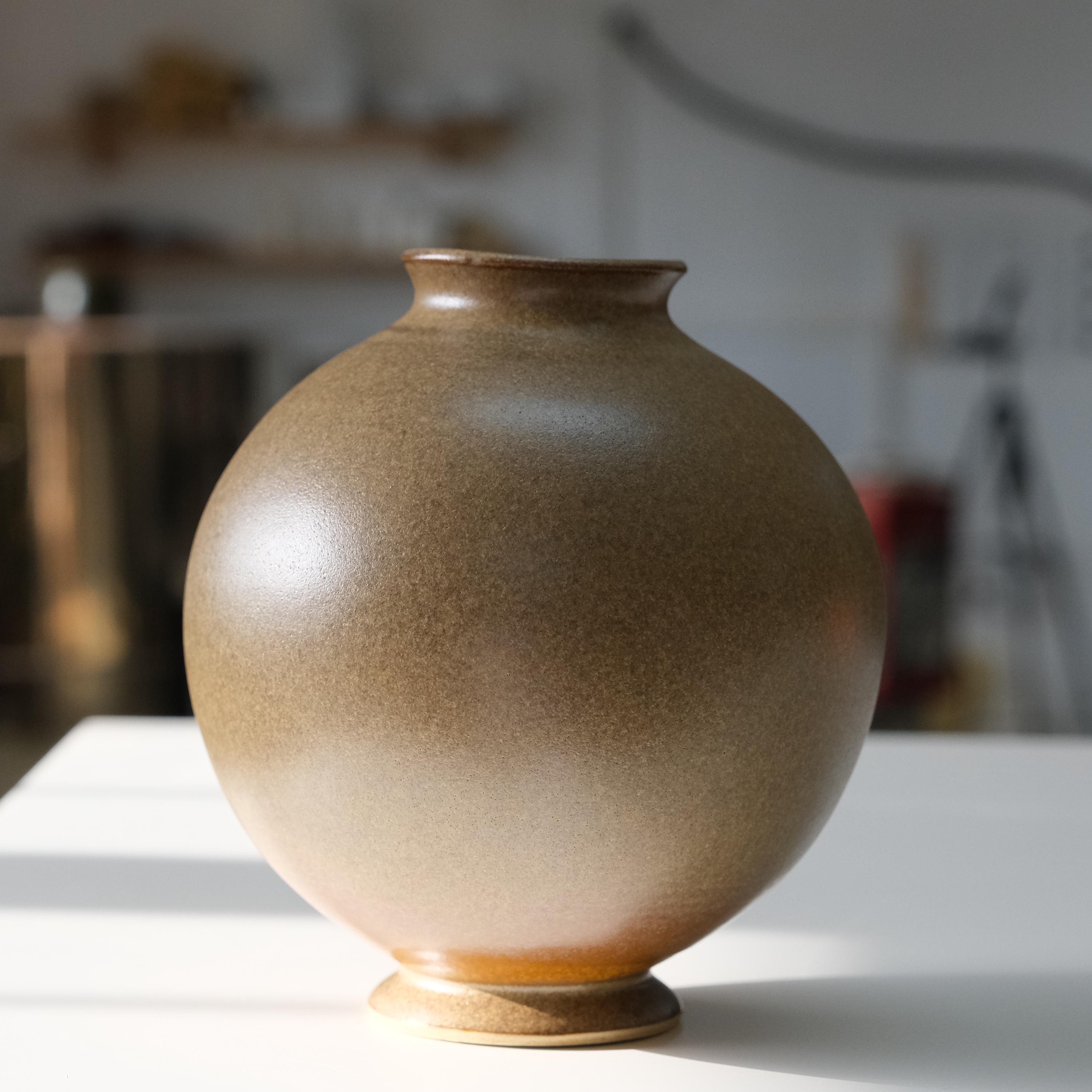 手作りの陶器の花瓶、茶色の炻器の花瓶、ろくろで丸めたもの