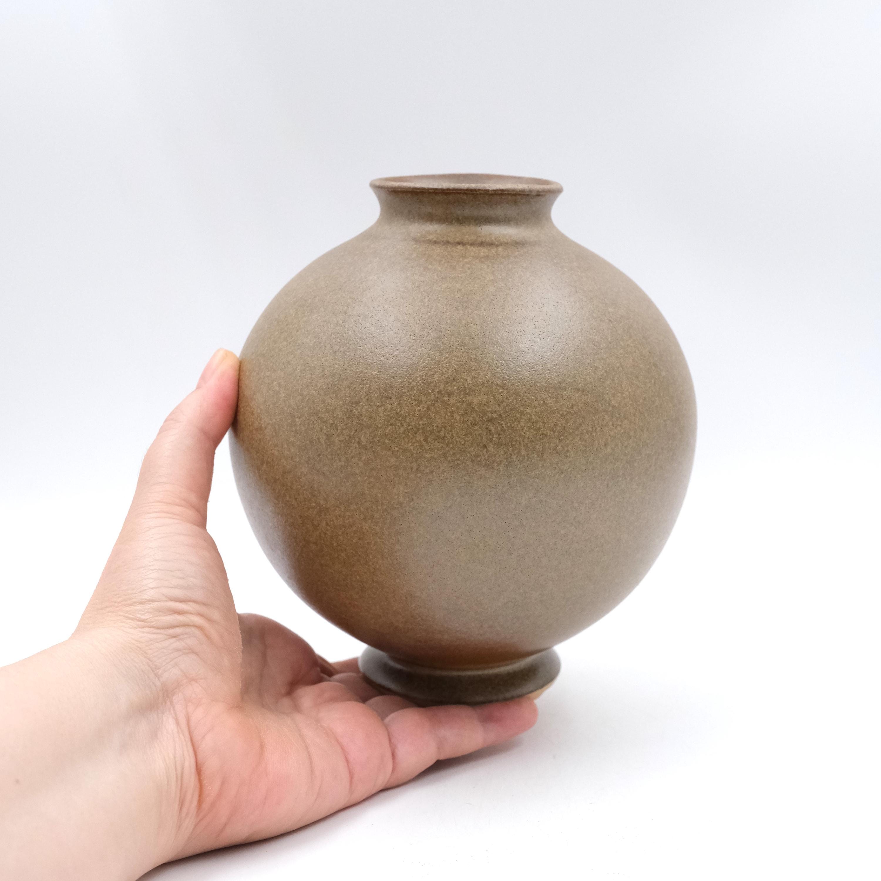 手作りの陶器の花瓶、茶色の炻器の花瓶、ろくろで丸めたもの