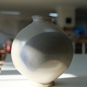 Handgemachte Keramikvase, Holz gebranntes Steinzeug, Salzglasur, strukturierte Glasur, Rad geworfen, originelles Geschenk, minimalistisches, modernes Design