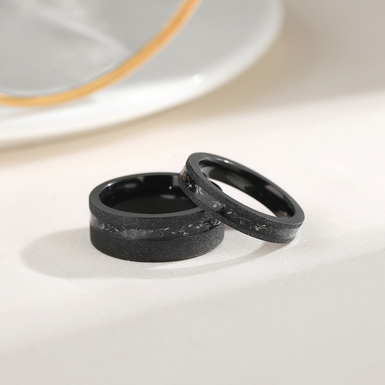Anello per coppie sabbiato con meteorite nera, set di 2 fedi nuziali, anelli di anniversario di promessa abbinati, anello nero. immagine 2