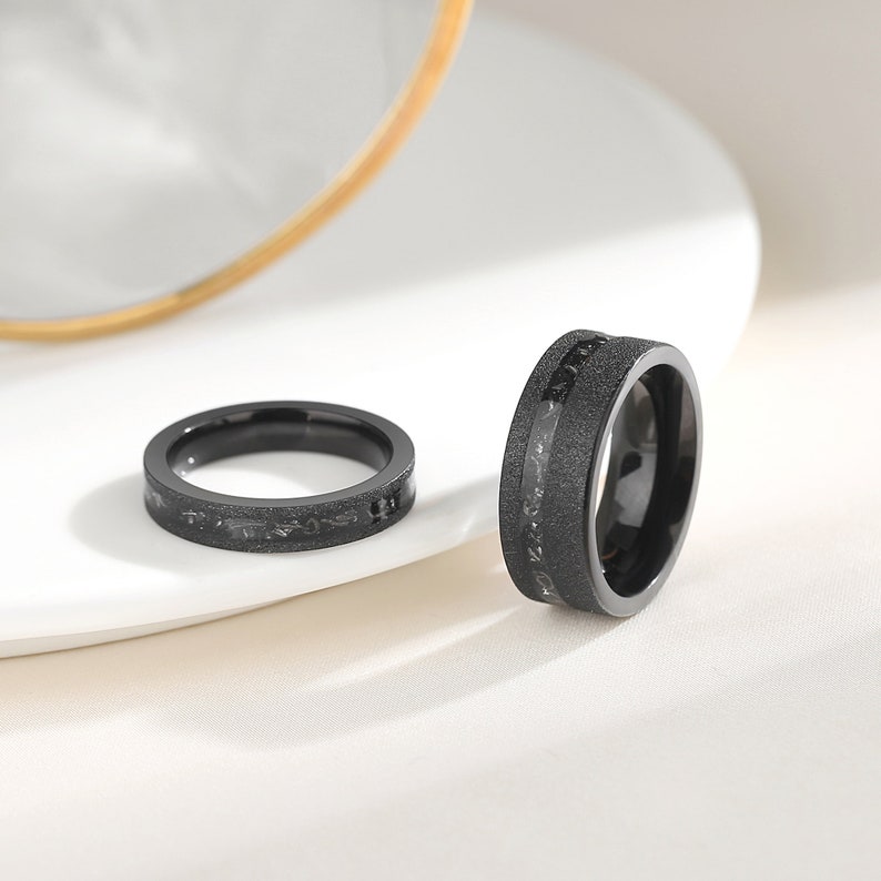 Anello per coppie sabbiato con meteorite nera, set di 2 fedi nuziali, anelli di anniversario di promessa abbinati, anello nero. immagine 3