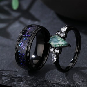 Ensemble de bagues de fiançailles Orion nébuleuse verte mousse, bagues couple assorties, alliance pour elle et lui, bague agate mousse naturelle titane plaqué noir