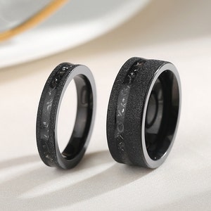 Anello per coppie sabbiato con meteorite nera, set di 2 fedi nuziali, anelli di anniversario di promessa abbinati, anello nero. immagine 1
