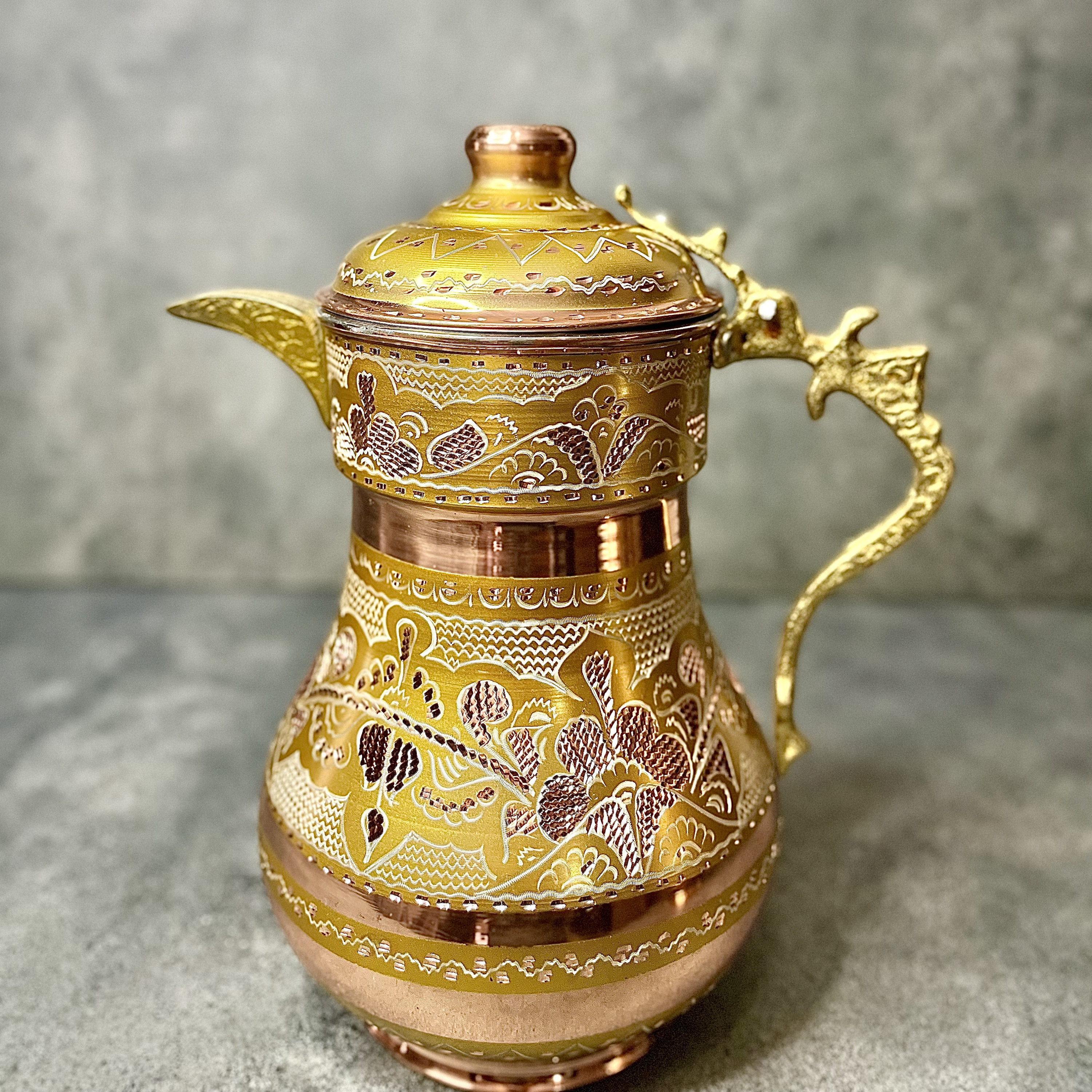 手作りのトルコ製銅製ウォーターピッチャー：2.2リットルの