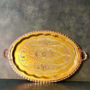 Handgeschnitztes ovales Serviertablett aus Kupfer mit Griffen
