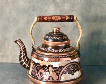 Chaleira de cobre gravada para fogão: bule vintage martelado