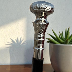 Bastón de madera artesanal con elegante empuñadura de flor, plegable, de tamaño ajustable, robusto y pulido.