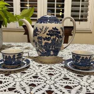Vintage Blue Willow Johnson Bros Tea Pot with 2 miniature Tea Cups and Saucers Made in England