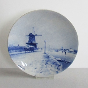 1895 - Antiek KONINKLIJK DELFTS BLAUW Wandbord naar Louis Apol - 23 cm / 9 inch - Handgemaakt en handgeschilderd door De Porceleyne Fles