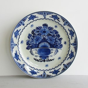 Antieke 1915 KONINKLIJK DELFTS BLAUW wandbord met bloemendecoratie, handgemaakt en handgeschilderd door De Porceleyne Fles in Delft, 25 cm / 9,8 inch