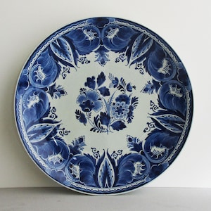 KONINKLIJK DELFTS BLAUW bijna antiek wandbord met bloemendecoratie, handgemaakt en handgeschilderd in 1934 door De Porceleyne Fles, 29 cm/11,4 inch