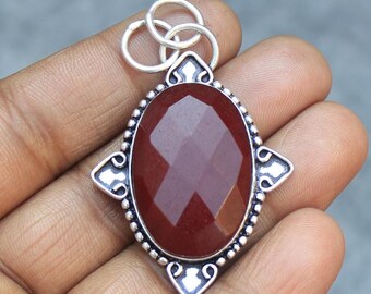 Handgefertigter Anhänger mit rotem Rubin im Schachbrettschliff: Schmuck aus Sterlingsilber