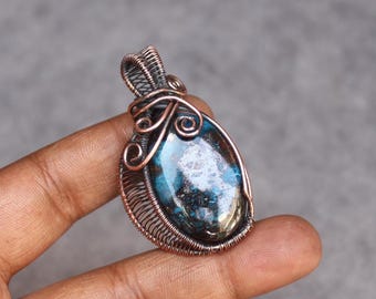 Handgemaakte met koperdraad gewikkelde Chrysocolla-hanger: boho-edelsteensieraden