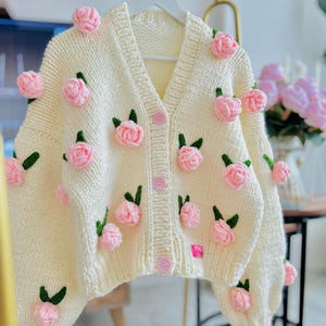 女性用ローズ柄厚手カーディガン、ヴィンテージピンクのバラ刺繍カーディガン、ピンクの花が咲いた白いジャケット、ユニークでエレガントなカーディガン