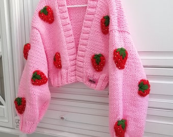 Pnkimera, rosa Erdbeer-Cardigan, Crop-Chunky-Pullover, trendige berühmte Strickjacke, individuelle Damenbekleidung, handgemachte Stickweste, Frauengeschenk