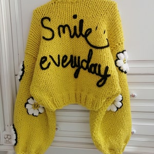 Cardigan giallo in maglia grossa con margherite di pnkimera / Maglione oversize fatto a mano / Sorriso ricamato, regalo quotidiano per lei