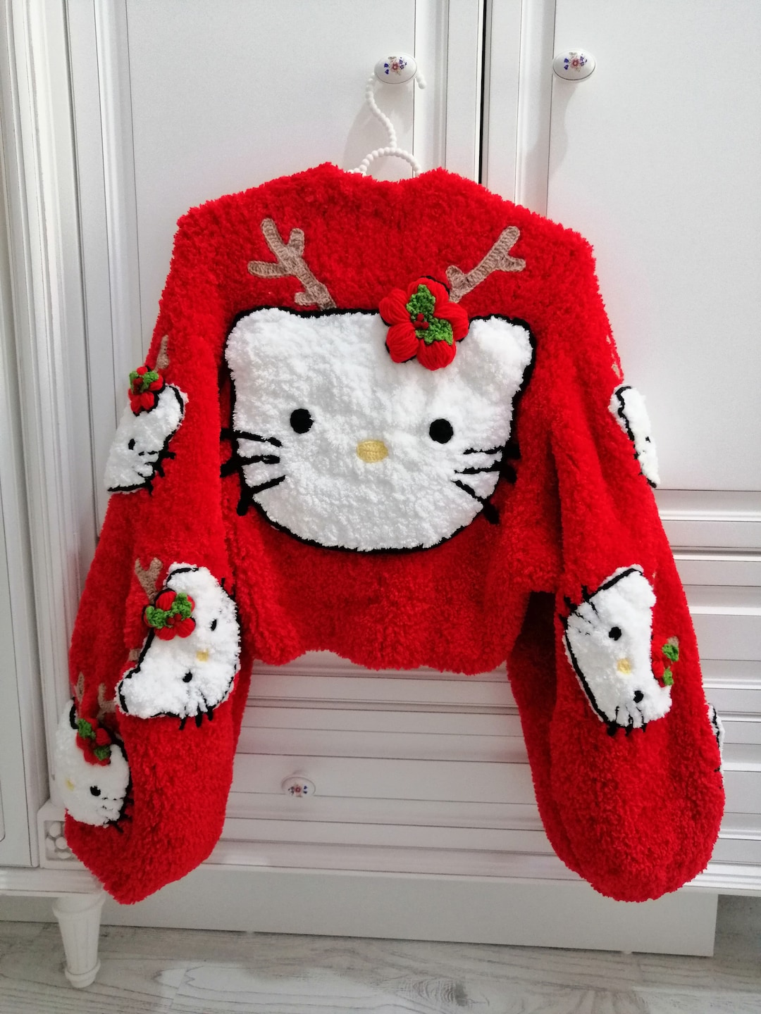 赤いクリスマスキャットカーディガン – ホリデーシーズンにぴったりの