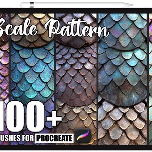 Op de afbeelding: Een tablet toont digitale kunstschaalpatronen in paars, teal en brons. De tekst "Scale Pattern" staat bovenaan, met "100+ BRUSHES FOR PROCREATE" onderaan, reclame voor digitale kunstpenselen voor de Procreate-app.