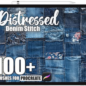 Può includere: Un tablet digitale mostra un patchwork di trame di denim blu. Il testo "Distressed Denim Stitch" è in alto, con "100+ Brushes for Procreate" sotto. Una penna riposa in alto. Il logo dell'app Procreate è in basso a destra.