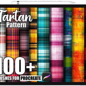 Può includere: Un tablet digitale mostra una varietà di motivi scozzesi. Lo schermo mostra le parole "Tartan Pattern" e "100+ Brushes for Procreate". I motivi includono disegni a quadri rossi, gialli, blu e rosa. Una penna digitale è appoggiata sulla parte superiore del tablet.