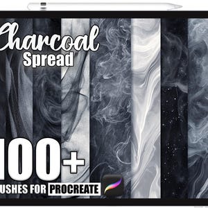 Könnte beinhalten: Ein digitales Tablet zeigt eine Sammlung von Pinselstrichen im Kohle-Stil. Der Text "Charcoal Spread" steht oben, mit "100+ Brushes for Procreate" unten. Die Farbpalette ist hauptsächlich Graustufen mit wirbelnden rauchartigen Mustern.