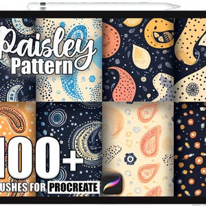 Può includere: Un tablet digitale mostra una collezione di disegni a motivi paisley. I disegni presentano vari colori, tra cui blu navy, arancione e crema, con dettagli intricati. Il testo sullo schermo recita "Paisley Pattern" e "100+ Brushes for Procreate."