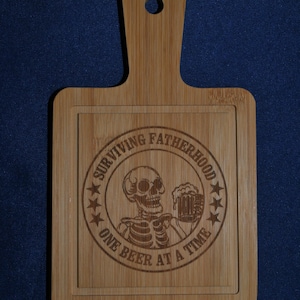 Mini planche à découper humour - Cadeau papa drôle - "Surviving Fatherhood One Beer at a Time" - Planche apéro en bambou personnalisée