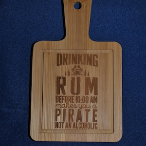 Planche apéro humour – "Drinking Rum Before 10 AM" – Cadeau pirate – Gravure bambou – Mini planche à découper drôle