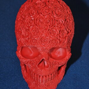 Dödskalle prydd med rosor – Romantisk gotisk dekoration – 3D PLA-tryck – Hem, kontor, Halloweendekoration – Unik present med mörk konst