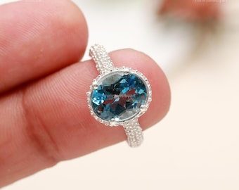 Anel de Zircônia Azul: Gema Oval, Prata de Lei 925